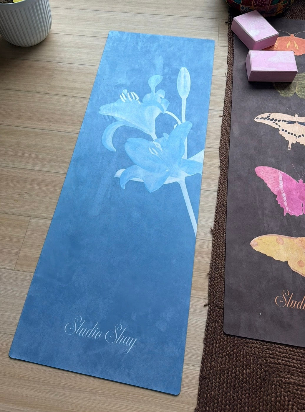 Lily Laced in Blue - Rubber Yoga Mat
